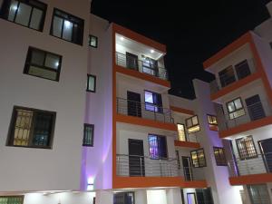 eine Außenansicht eines Gebäudes in der Nacht in der Unterkunft Washington Court - Deluxe One Bedroom Apartment in Accra