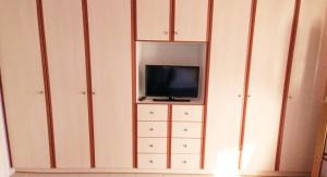 TV a/nebo společenská místnost v ubytování Holiday & Business Furnished Apartments