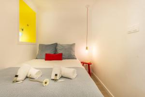 リスボンにあるGuestReady - Artists Flatのベッドルーム1室(赤い枕付きのベッド1台付)