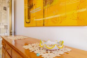 un vase assis sur une table en bois devant un tableau dans l'établissement MACHIAVELLI FLAT - ROCA, à Roca Vecchia 9 autres photos