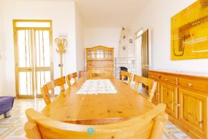 une salle à manger avec une table et des chaises en bois dans l'établissement MACHIAVELLI FLAT - ROCA, à Roca Vecchia