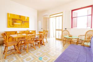 une salle à manger avec une table et des chaises dans l'établissement MACHIAVELLI FLAT - ROCA, à Roca Vecchia
