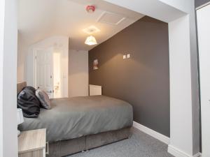 um quarto com uma cama grande num quarto em Townhouse @ 97 Ruskin Road Crewe em Crewe