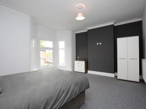 Postel nebo postele na pokoji v ubytování Townhouse @ 97 Ruskin Road Crewe + 9 fotografií