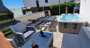 Bazén v ubytování BARTOL LUXURY APARTMENTS KRK Croatia, with own HOT TUB - WHIRLPOOL nebo v jeho okolí