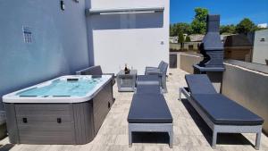 Fotografie z fotogalerie ubytování BARTOL LUXURY APARTMENTS KRK Croatia, with own HOT TUB - WHIRLPOOL v destinaci Krk
