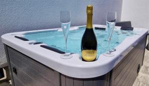 Nápoje v ubytování BARTOL LUXURY APARTMENTS KRK Croatia, with own HOT TUB - WHIRLPOOL