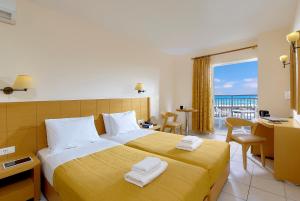 Postel nebo postele na pokoji v ubytování Astir Beach Hotel
