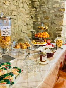 uma mesa com um buffet de alimentos e bebidas em Agriturismo Montagna Verde Apella em Licciana Nardi