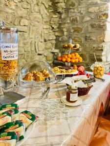 a table with a buffet of food and drinks at Agriturismo Montagna Verde Apella in Licciana Nardi