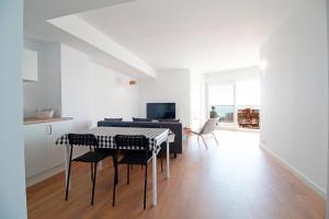 a kitchen and dining room with a table and chairs at Global Properties, Apartamento con vistas al mar, Canet d'en Berenguer in Canet de Berenguer