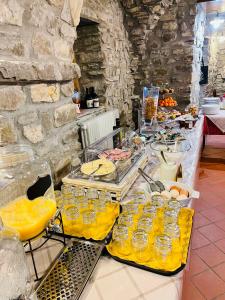 um buffet com ovos e outros alimentos sobre uma mesa em Agriturismo Montagna Verde Apella em Licciana Nardi