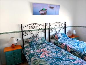 En eller flere senger på et rom på Beachfront House sea views near historic Cartagena