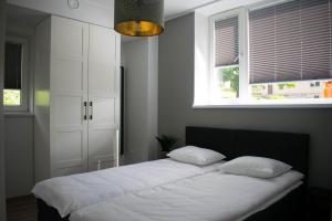 Rúm í herbergi á Just Rest Automatic Hostel