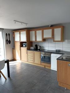 Nhà bếp/bếp nhỏ tại Loft paisible sur les hauteurs du centre ville