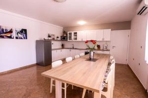 A cozinha ou cozinha compacta de Large apartment in Central Istria with private pool