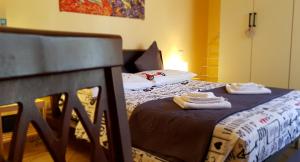 um quarto com uma cama com toalhas em Gabriel Holiday House em Roma