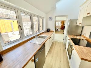 a kitchen with a sink and a counter top at The Annex - central Helmsley with parking in Helmsley