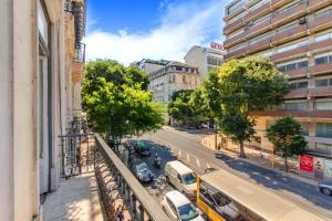 een uitzicht op een straat met geparkeerde auto's bij Lisbon Boulevard in Lissabon