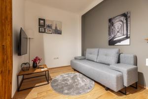A television and/or entertainment centre at Cozy Studio Apartment Located in Vienna's Vibrant City Center