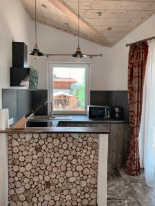 kuchnia z blatem ze zlewem i oknem w obiekcie Resort Hanni Deisenberger w mieście Fieberbrunn