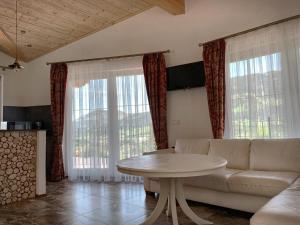 salon z kanapą i stołem w obiekcie Resort Hanni Deisenberger w mieście Fieberbrunn