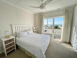 Katil atau katil-katil dalam bilik di 8 Settler Sands Beachfront Accommodation Sea View