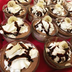 un groupe de tasses en plastique remplies de crème glacée et de desserts dans l'établissement Relais International de la Jeunesse, à Calvi