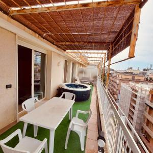 balkon ze stołem, krzesłami i wanną w obiekcie Sparano Top Class 8 w mieście Bari