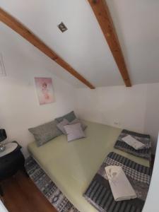 Zimmer mit 2 Betten im Dachgeschoss in der Unterkunft Apartment Harisson in Mostar