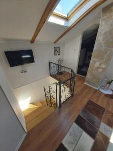 ein Wohnzimmer mit einer Treppe und einem TV in der Unterkunft Apartment Harisson in Mostar