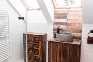 łazienka z umywalką na drewnianej szafce w obiekcie PARKHOUSE w mieście Rożniawa