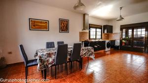 a dining room table and chairs in a room at Villa Abuelita Ana in Llanos de la Concepción