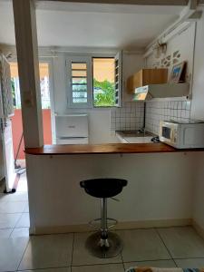 Kuchyň nebo kuchyňský kout v ubytování Studio charmant au cœur de Fort-de-France, 22 m², vue sur le jardin + 6 fotografií