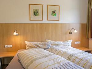 1 Schlafzimmer mit 2 Betten und 2 Leuchten an der Wand in der Unterkunft Apartment Urgbach Apart-1 by Interhome in Landeck