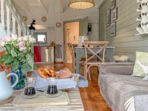 a living room with a couch and a kitchen at traumHaff Bootsmanns Domizil Kamin, privates NORDICSPA, Boot in Rieth am See in Rieth