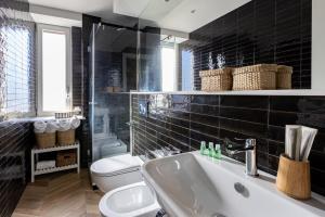 A bathroom at SorrentoVibes - Amazing Home with terrace & view Sorrento Center Még 32 kép