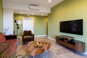 A television and/or entertainment centre at SorrentoVibes - Amazing Home with terrace & view Sorrento Center