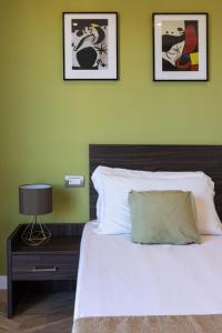 A bed or beds in a room at SorrentoVibes - Amazing Home with terrace & view Sorrento Center