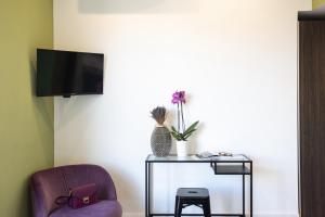 A television and/or entertainment centre at SorrentoVibes - Amazing Home with terrace & view Sorrento Center