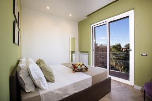 A bed or beds in a room at SorrentoVibes - Amazing Home with terrace & view Sorrento Center
