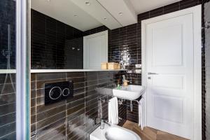 A bathroom at SorrentoVibes - Amazing Home with terrace & view Sorrento Center