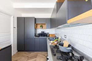 A kitchen or kitchenette at SorrentoVibes - Amazing Home with terrace & view Sorrento Center