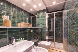 A bathroom at SorrentoVibes - Amazing Home with terrace & view Sorrento Center