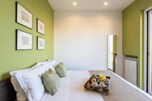 A bed or beds in a room at SorrentoVibes - Amazing Home with terrace & view Sorrento Center
