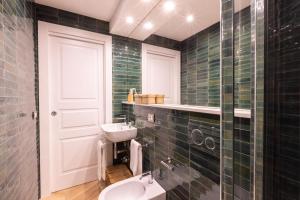 A bathroom at SorrentoVibes - Amazing Home with terrace & view Sorrento Center
