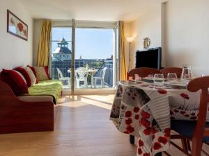 - un salon avec une table et une vue sur la ville dans l'établissement Apartment Port Guillaume-6 by Interhome, à Cabourg