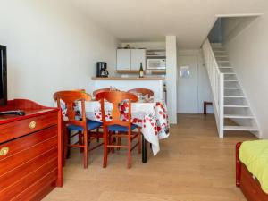 een keuken en eetkamer met een tafel en stoelen bij Apartment Port Guillaume-6 by Interhome in Cabourg