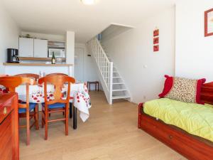Dapur atau dapur kecil di Apartment Port Guillaume-6 by Interhome