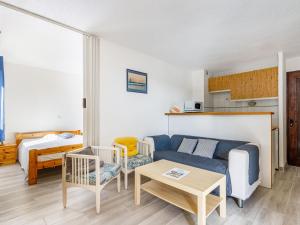 uma sala de estar com um sofá e uma mesa em Apartment Les Maisons de l'Océan-7 by Interhome em Lacanau-Océan
